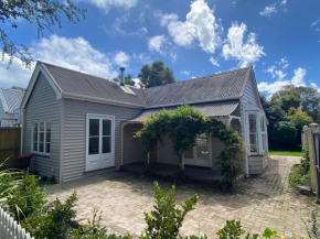 Charming 1880s Cottage - Newly Renovated
